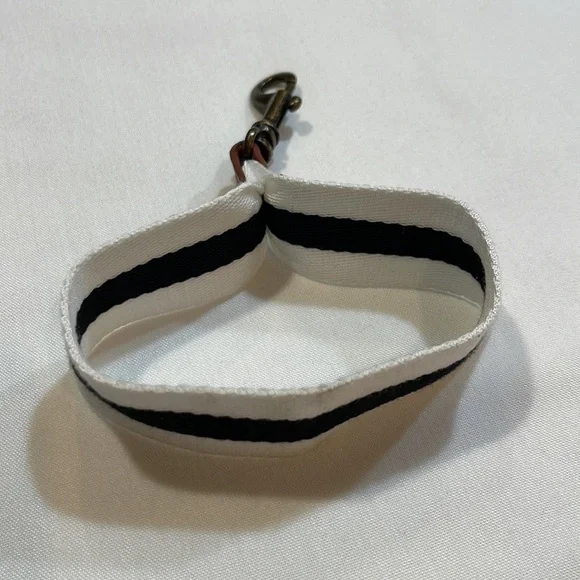 UNIVERSAL THREAD Green zippered wristlet - Picture 11 of 11